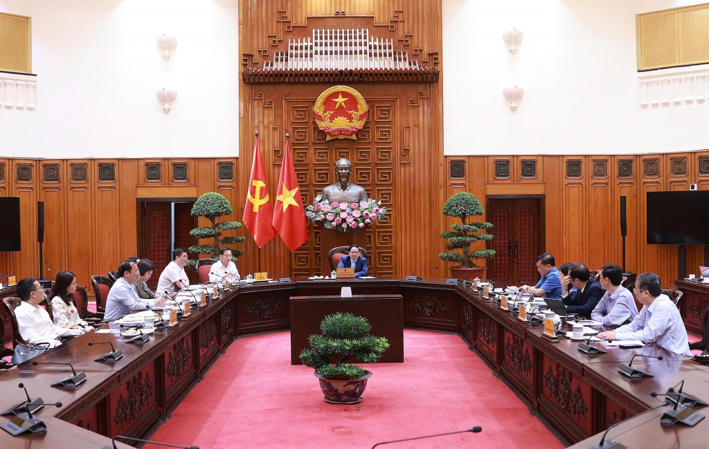 Theo Thủ tướng, với những vướng mắc về thể chế, pháp lý thì hai bên cùng đối thoại, lắng nghe để tìm ra phương án phù hợp, đáp ứng yêu cầu của cả hai bên; các cơ quan nghiên cứu sửa đổi theo thẩm quyền, nếu vượt thẩm quyền thì đề xuất cấp có thẩm quyền xem xét, quyết định - Ảnh: VGP/Nhật Bắc