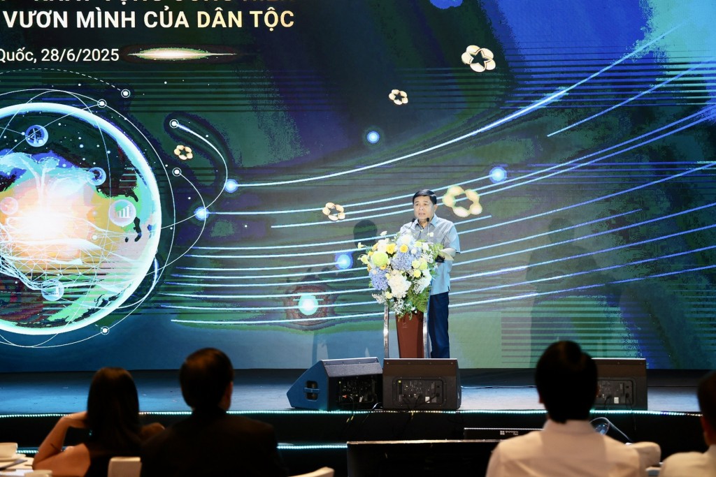 Phó Thủ tướng mong muốn với nhiệt huyết, trí tuệ, hoài bão và lòng tự hào dân tộc, các doanh nghiệp, doanh nhân Việt sẽ biến khát vọng thành hành động, biến tiềm năng thành sức mạnh thực tế, để cùng nhau đưa đất nước bước vào kỷ nguyên phát triển, thịnh vượng, hùng cường của dân tộc Việt - Ảnh: VGP/Thu Sa