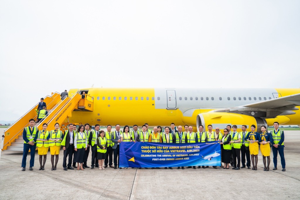 Các đại biểu chụp ảnh lưu niệm cùng chiếc máy bay Airbus A321 đầu tiên thuộc sở hữu của Vietravel Airlines