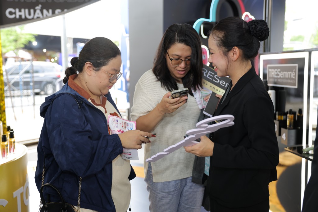 TikTok cùng các thương hiệu mỹ phẩm được yêu thích mang trải nghiệm làm đẹp từ trực tuyến ra đời thực