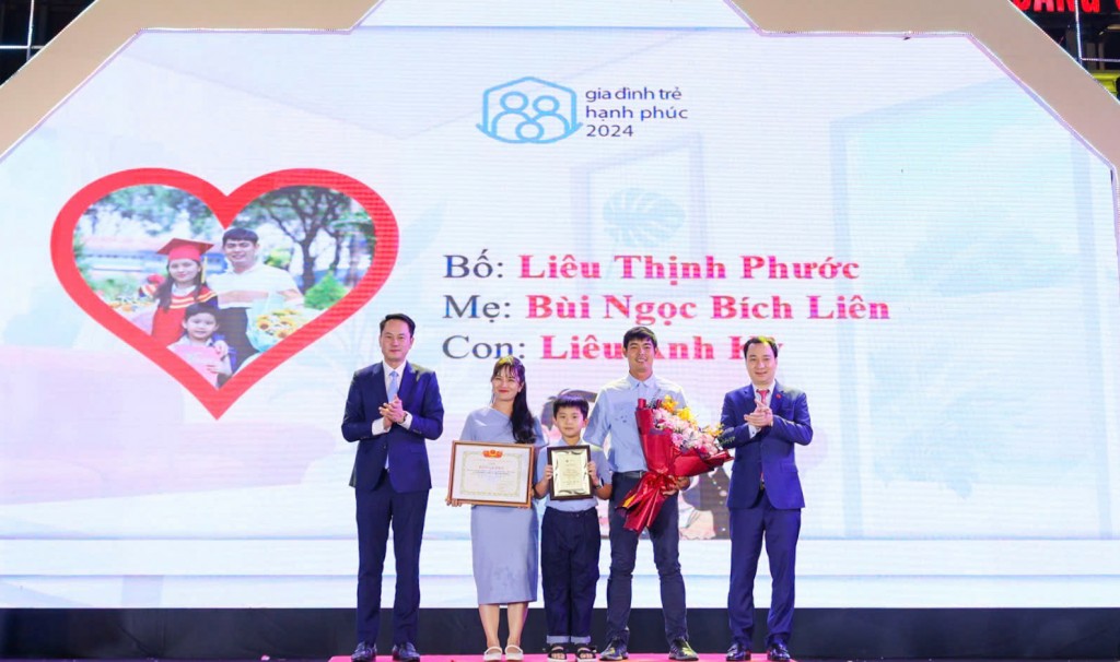 Gia đình anh Phước, chị Liên được vinh danh là Gia đình trẻ tiêu biểu toàn quốc năm 2024