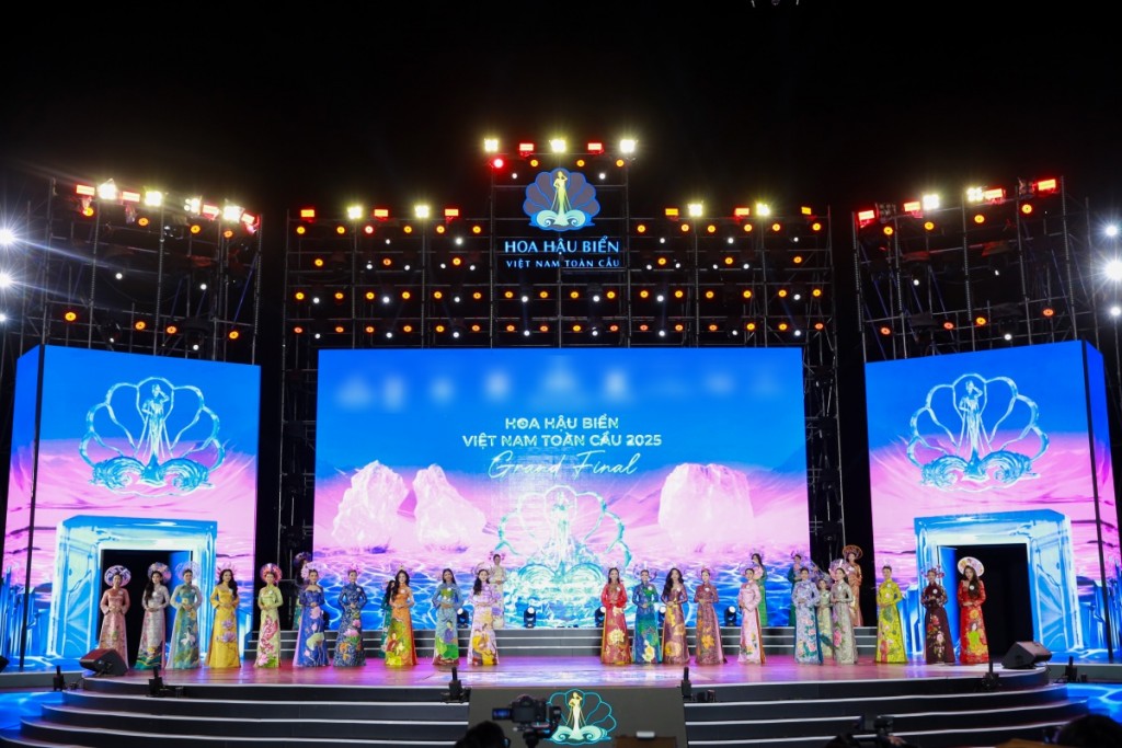 Các người đẹp trong trang phục Áo dài