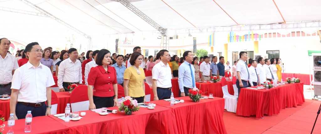 Lãnh đạo huyện Mê Linh tại lễ khánh thành trường Mầm non Văn Khê A