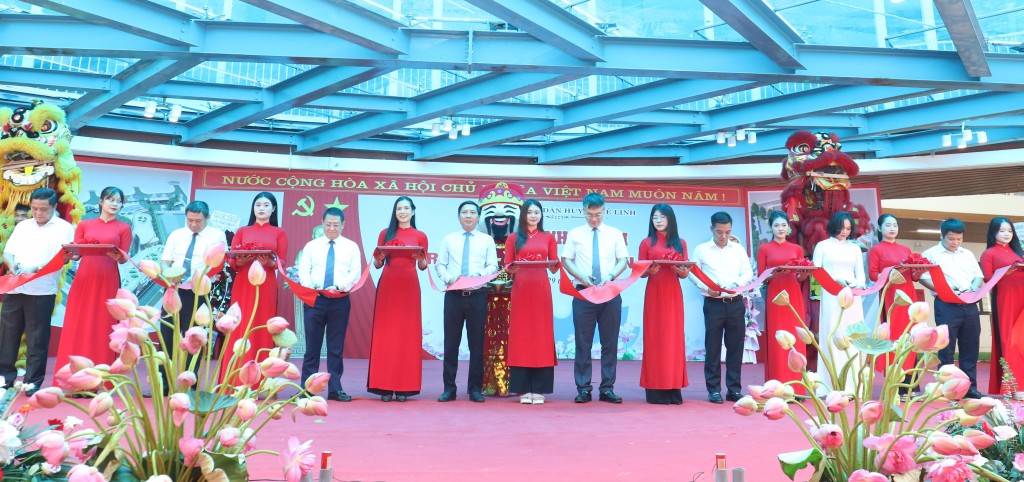 Nghi thức cắt băng khánh thành công trình trường mầm non Văn Khê A