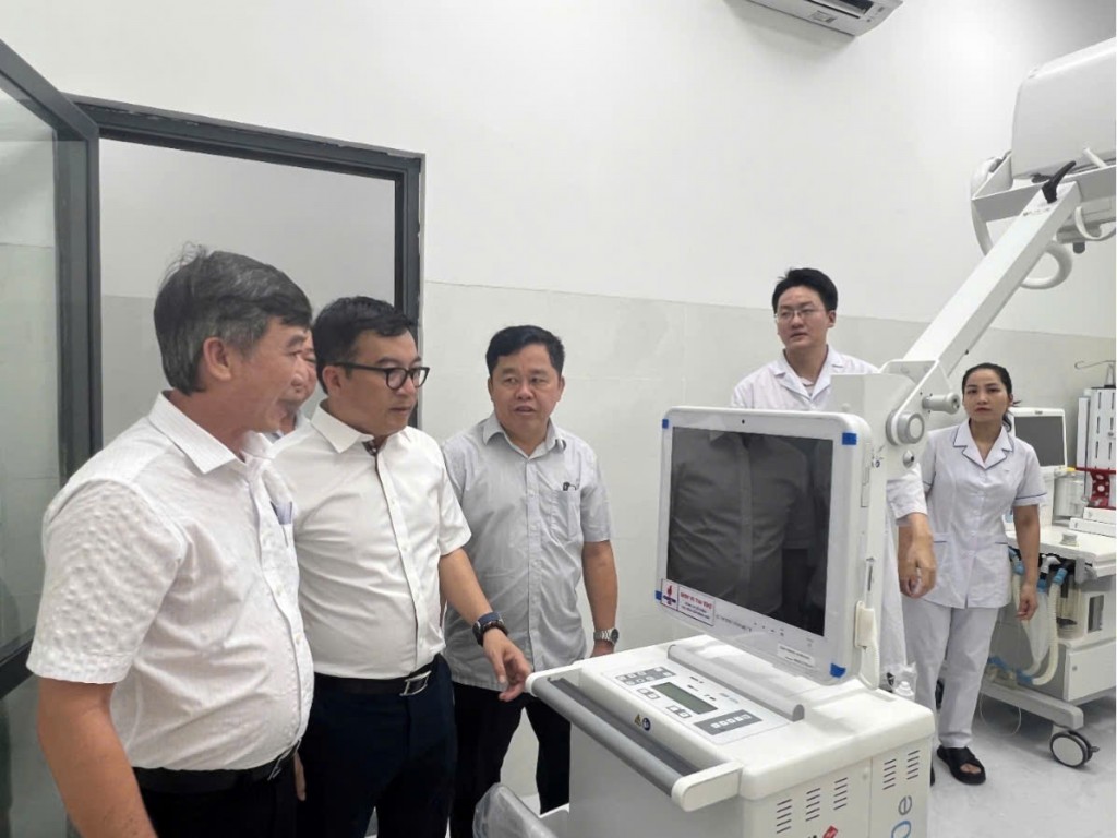 Ông Nguyễn Việt Thắng - Tổng Giám đốc BSR (thứ 2 từ trái qua) kiểm tra trang thiết bị y tế do BSR tài trợ cho.