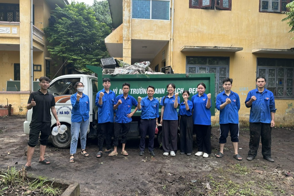 Tuổi trẻ phường Hoàng Liệt ra quân vệ sinh môi trường 