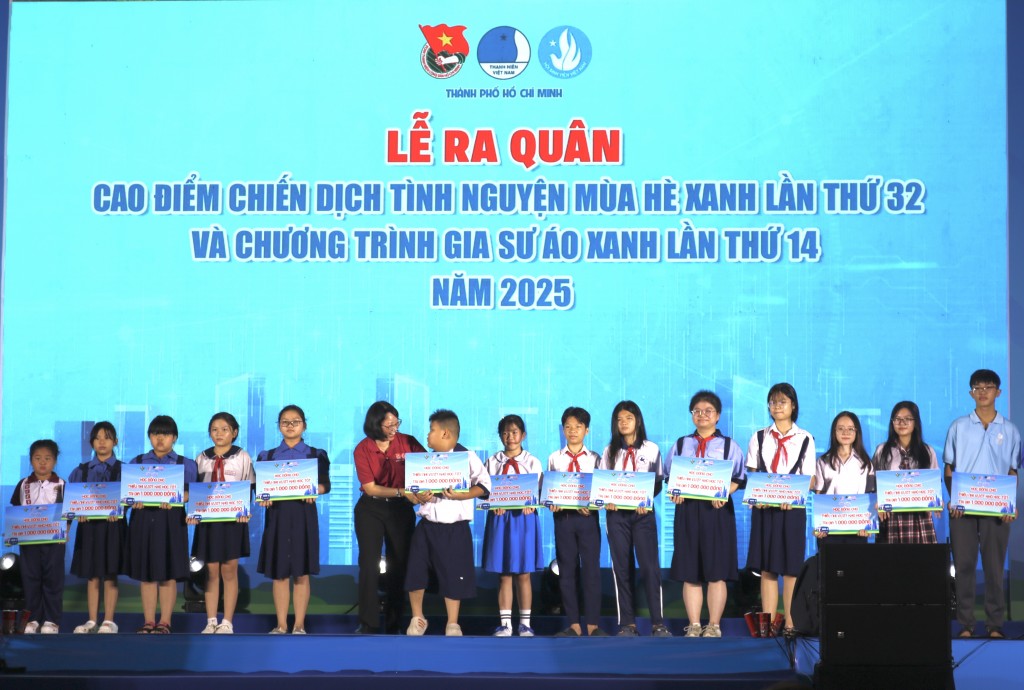Ban tổ chức trao học bổng cho các em thiếu nhi có hoàn cảnh khó khăn tại buổi lễ