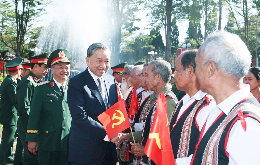 Tổng Bí thư Tô Lâm với các già làng, trưởng thôn, người lao động tiêu biểu. Ảnh: Thống Nhất/TTXVN
