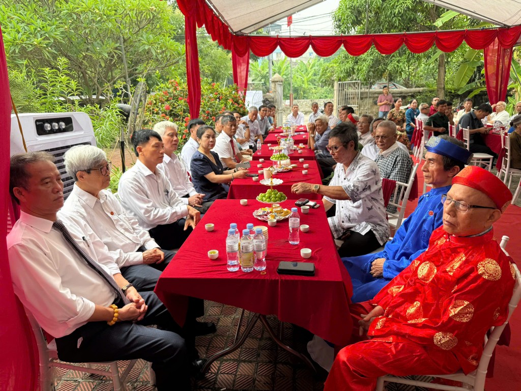 Các đại biểu dự buổi lễ 