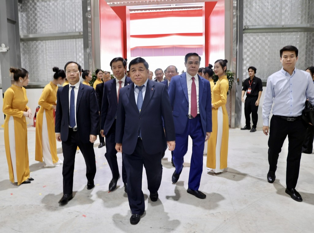 Phó Thủ tướng Nguyễn Chí Dũng và các đại biểu dự lễ khánh thành Nhà máy sản xuất ô tô điện VinFast Hà Tĩnh - Ảnh: VGP/Thu Sa Phó Thủ tướng Nguyễn Chí Dũng và các đại biểu dự lễ khánh thành Nhà máy sản xuất ô tô điện VinFast Hà Tĩnh - Ảnh: VGP/Thu Sa