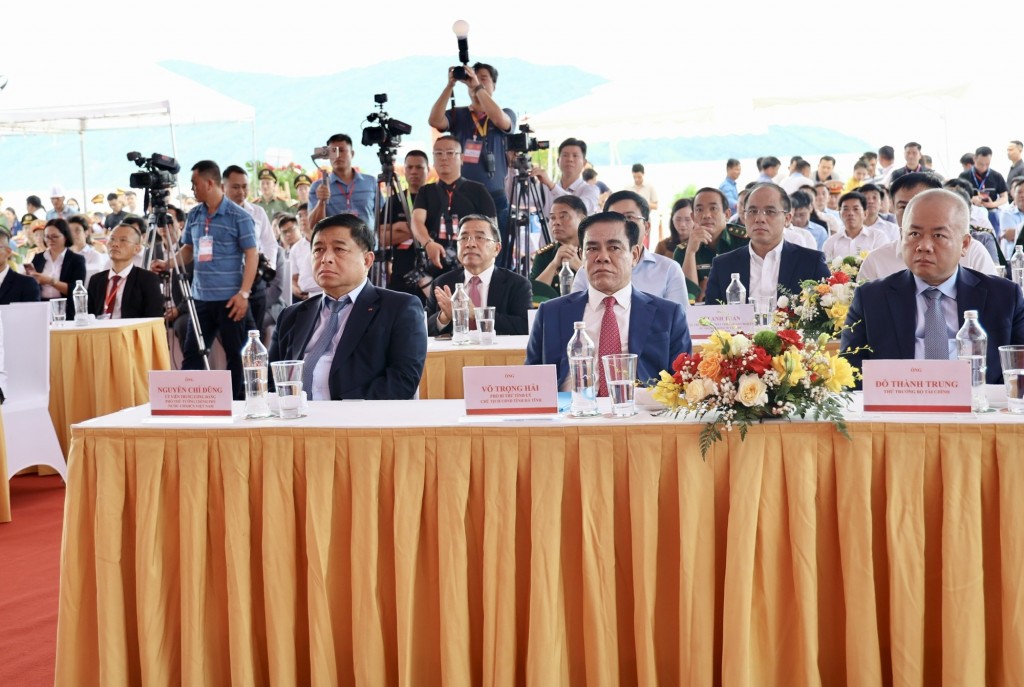 Phó Thủ tướng Nguyễn Chí Dũng dự lễ khánh thành Nhà máy sản xuất ô tô điện VinFast Hà Tĩnh - Ảnh: VGP/Thu Sa Phó Thủ tướng Nguyễn Chí Dũng dự lễ khánh thành Nhà máy sản xuất ô tô điện VinFast Hà Tĩnh - Ảnh: VGP/Thu Sa