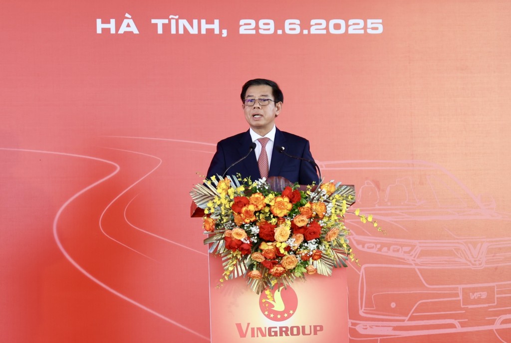 Tổng Giám đốc Tập đoàn Vingroup Nguyễn Việt Quang cho biết, chỉ trong chưa đầy 7 tháng kể từ ngày khởi động, VinFast đã hoàn thành và đưa vào vận hành một nhà máy sản xuất ô tô điện hiện đại thứ hai tại Việt Nam, xác lập kỷ lục về tiến độ hoàn thiện nhà máy - Ảnh: VGP/Thu Sa Tổng Giám đốc Tập đoàn Vingroup Nguyễn Việt Quang cho biết, chỉ trong chưa đầy 7 tháng kể từ ngày khởi động, VinFast đã hoàn thành và đưa vào vận hành một nhà máy sản xuất ô tô điện hiện đại thứ hai tại Việt Nam, xác lập kỷ lục về tiến độ hoàn thiện nhà máy - Ảnh: VGP/Thu Sa