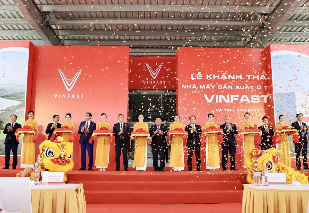 Phó Thủ tướng Nguyễn Chí Dũng và các đại biểu cắt băng khánh thành Nhà máy sản xuất ô tô điện VinFast Hà Tĩnh - Ảnh VGP/Thu Sa Phó Thủ tướng Nguyễn Chí Dũng và các đại biểu cắt băng khánh thành Nhà máy sản xuất ô tô điện VinFast Hà Tĩnh - Ảnh VGP/Thu Sa