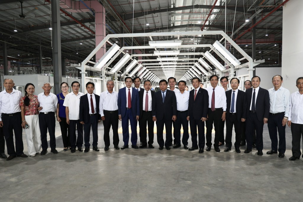 Phó Thủ tướng và các đại biểu chụp ảnh lưu niệm tại Nhà máy sản xuất ô tô điện VinFast Hà Tĩnh - Ảnh: VGP/Thu Sa Phó Thủ tướng và các đại biểu chụp ảnh lưu niệm tại Nhà máy sản xuất ô tô điện VinFast Hà Tĩnh - Ảnh: VGP/Thu Sa