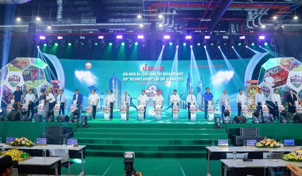Đại biểu lãnh đạo tỉnh, lãnh đạo các đơn vị cùng BTC giải thực hiện nghi thức khai mạc giải