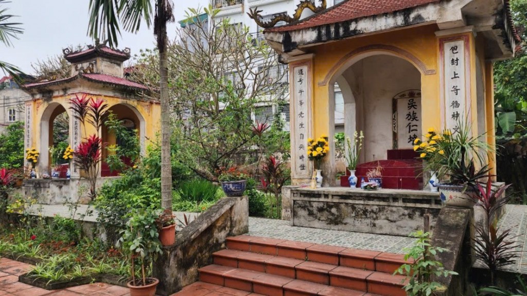 Mộ cụ Ngô Thì Sĩ ( phải) và mộ cụ Ngô Thì Nhậm