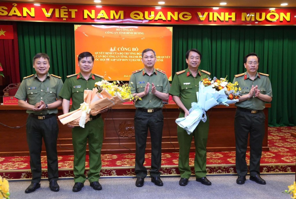 Thiếu tướng Tạ Văn Đẹp, Giám đốc Công an tỉnh Bình Dương tặng hoa chúc mừng hai Phó Giám đốc nhận nhiệm vụ mới.