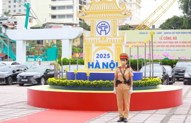 Không khí tưng bừng, rộn rã mừng chính quyền hai cấp