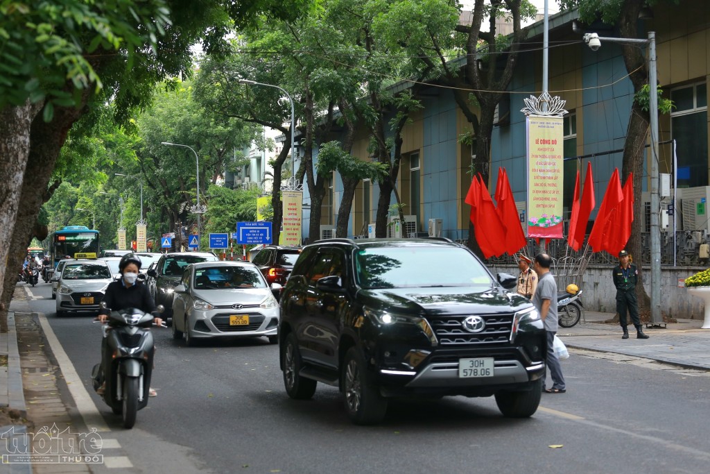 Phố phường Hà Nội rực rỡ cờ hoa và lòng người hân hoan chào mừng sự kiện trọng đại