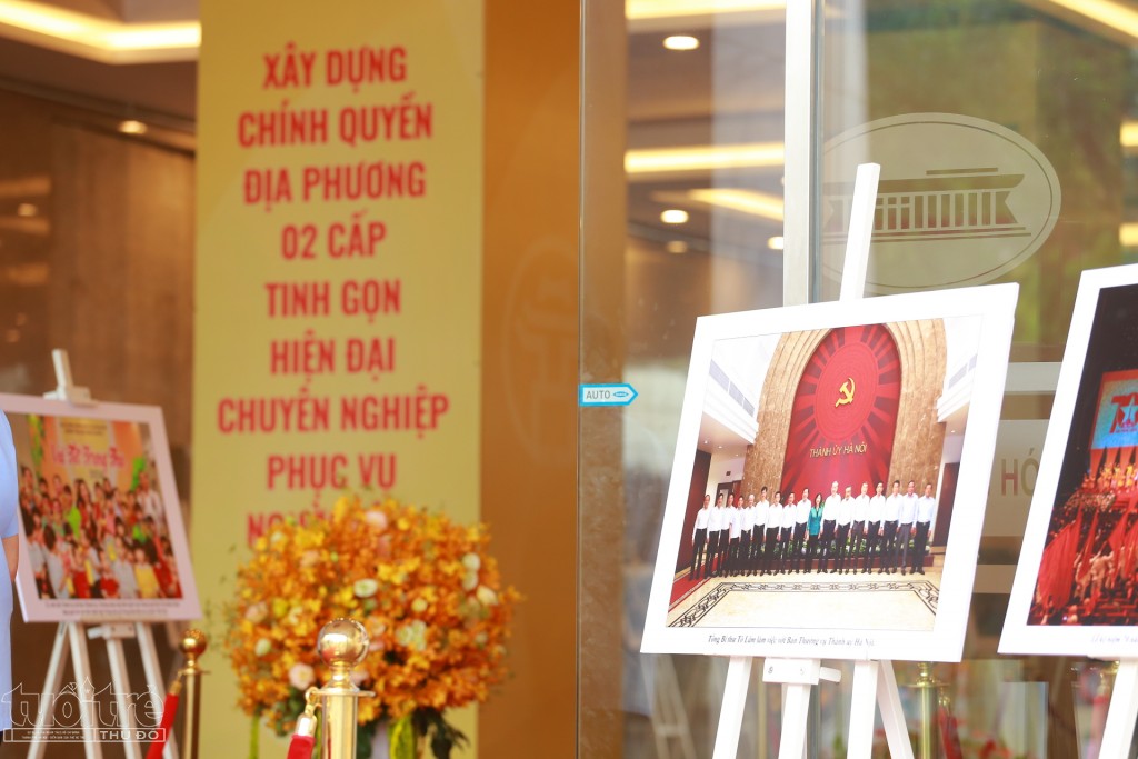 Không khí tưng bừng, rộn rã mừng chính quyền hai cấp