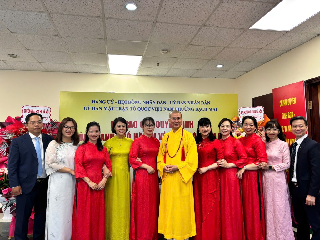 Cán bộ, nhân dân phường Bạch Mai phấn khởi trong lễ công bố mô hình chính quyền 2 cấp