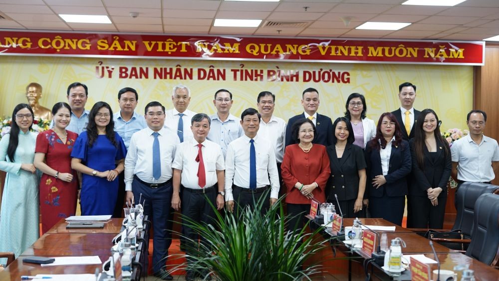 Lãnh đạo tỉnh và lãnh đạo một số sở, ban, ngành chụp ảnh lưu niệm với các nhà đầu tư