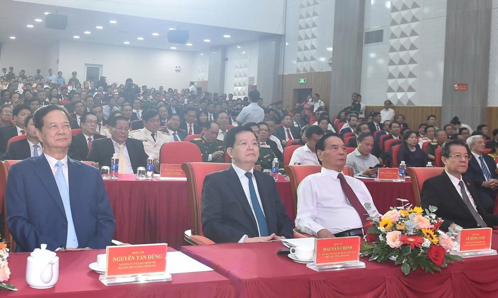 Nguyên Ủy viên Bộ Chính trị, nguyên Thủ tướng Chính phủ Nguyễn Tấn Dũng; nguyên Ủy viên Bộ Chính trị, nguyên Thường trực Ban Bí thư Trung ương Đảng Lê Hồng Anh, Phó Thủ tướng Mai Văn Chính, các đồng chí lãnh đạo, nguyên lãnh đạo 2 tỉnh An Giang và Kiên Giang dự lễ công bố tại tỉnh An Giang - Ảnh: VGP/Giang Thanh