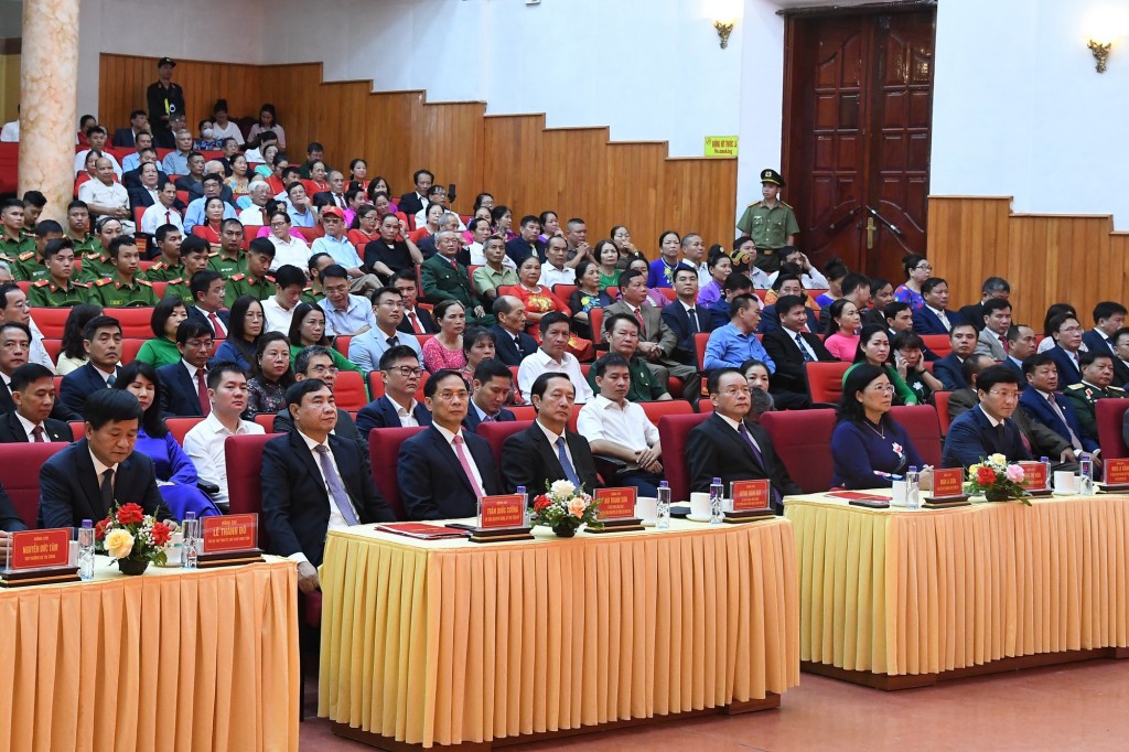 Phó Thủ tướng, Bộ trưởng Ngoại giao Bùi Thanh Sơn, Phó Trưởng Ban Tuyên giáo và Dân vận Trung ương Huỳnh Thành Đạt, Bí thư Tỉnh uỷ Điện Biên Trần Quốc Cường, đại diện lãnh đạo một số ban, bộ, ngành Trung ương dự lễ công bố tại tỉnh Điện Biên - Ảnh: VGP/Hải Minh