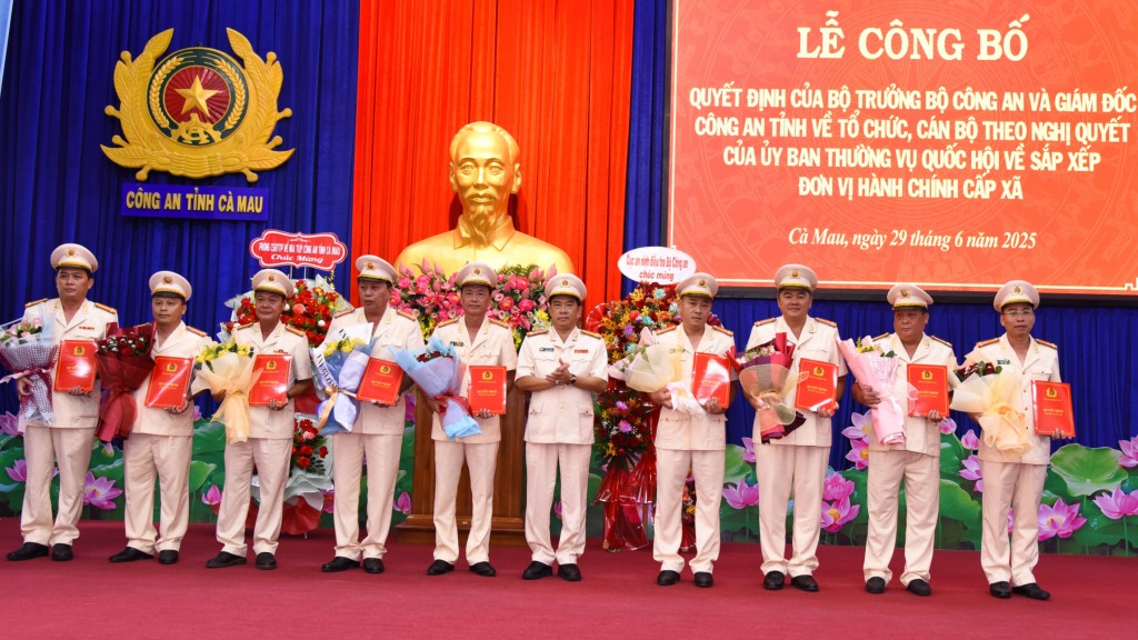 Đại tá Châu Quốc Huy, Phó Giám đốc Công an tỉnh Cà Mau trao quyết định, tặng hoa các đồng chí Trưởng phòng