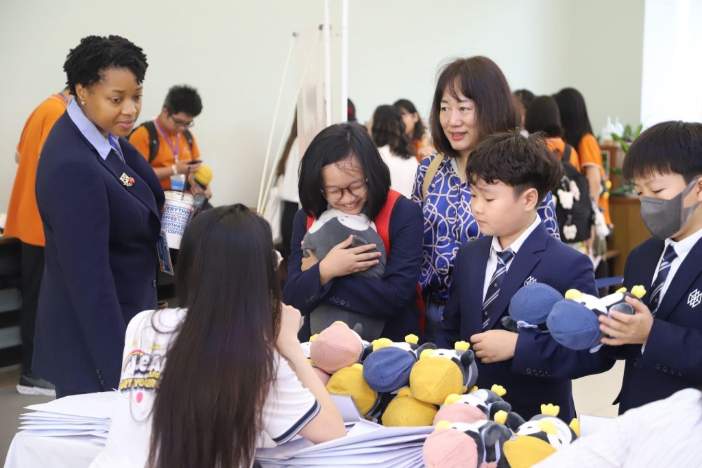 Những chú chim cánh cụt - linh vật của giải đấu trở thành người bạn đồng hành giúp thí sinh vượt qua lo lắng