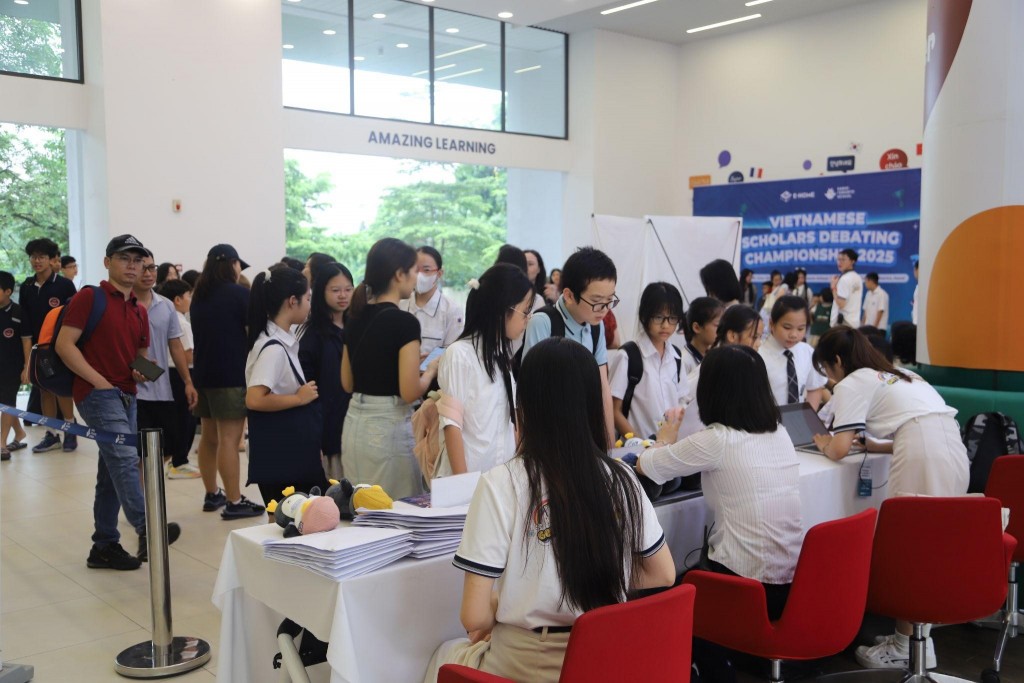 Từ sáng sớm, rất đông học sinh từ ba miền Bắc, Trung, Nam tập trung tại điểm thi với tâm thế hào hứng xen lẫn sự hồi hộp (Ảnh: E- Home)