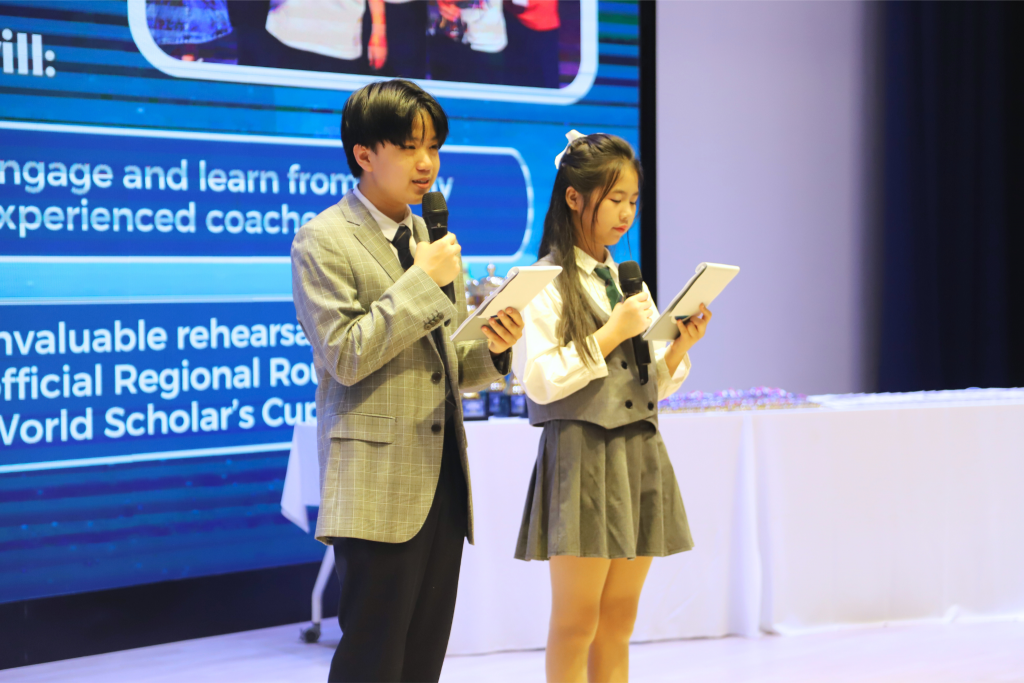 Chương trình được dẫn dắt song ngữ Anh – Việt bởi hai MC nhí tài năng Đỗ Nguyên Phong và Đỗ Nguyễn Mai Anh, mang đến không khí sôi động và chuyên nghiệp