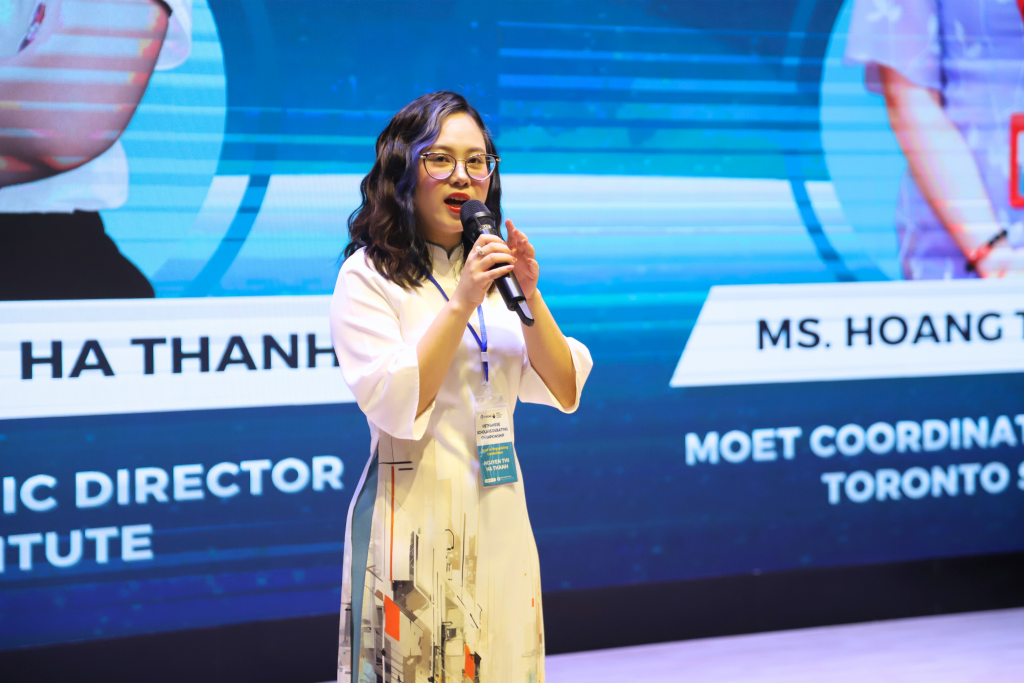 Cô Nguyễn Thị Hà Thanh - nhà sáng lập Học viện Anh ngữ E- Home phát biểu trong lễ khai mạc vòng chung kết giải đấu Vietnamese Scholars Debating Championship 2025