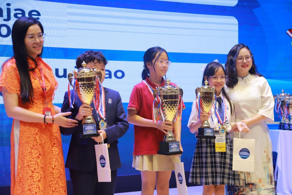 Sau những vòng thi căng thẳng, giải đấu đã tìm ra ba cá nhân xuất sắc của khối tiểu học để nhận cúp vàng danh giá