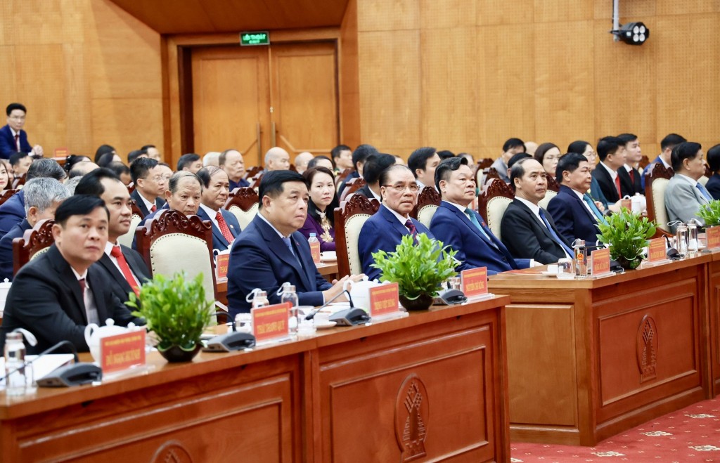 Nguyên Ủy viên Bộ Chính trị, nguyên Tổng Bí thư Nông Đức Mạnh; Phó Thủ tướng Chính phủ Nguyễn Chí Dũng cùng các đồng chí lãnh đạo, nguyên lãnh đạo tỉnh Thái Nguyên, tỉnh Bắc Kạn - Ảnh: VGP/Thu Sa