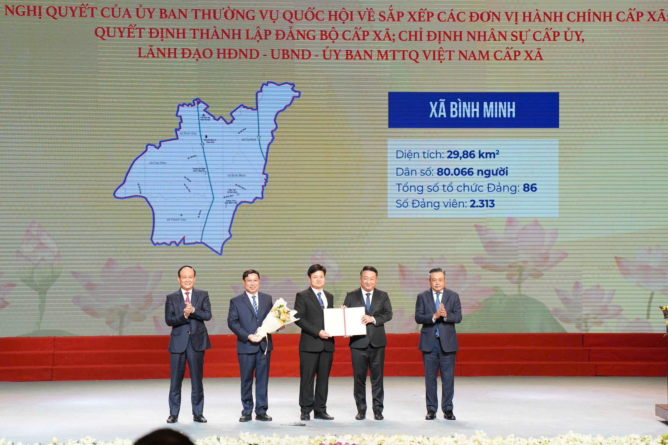 đồng chí Trần Sỹ Thanh, Ủy viên Trung ương Đảng, Phó Bí thư Thành ủy, Chủ tịch UBND Thành phố và đồng chí Nguyễn Ngọc Tuấn, Phó Bí thư Thành ủy, Chủ tịch HĐND Thành phố lên trao Quyết định cho các xã, phườn