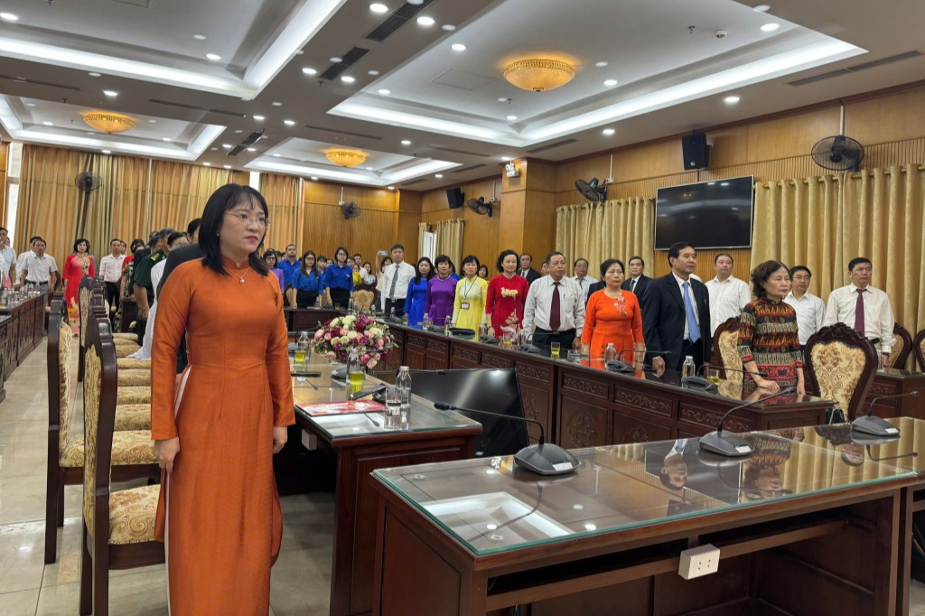 Cán bộ, đảng viên tại điểm cầu phường Hai Bà Trưng (mới) thực hiện nghi lễ chào cờ