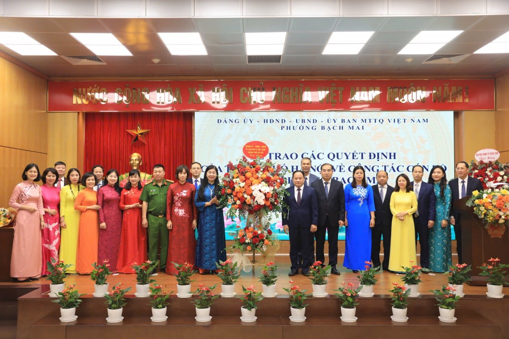 Trao quyết định về công tác nhân sự tại phường Bạch Mai