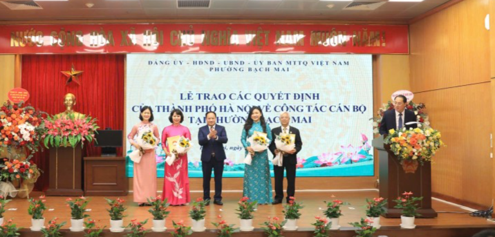 Trao quyết định về công tác nhân sự tại phường Bạch Mai
