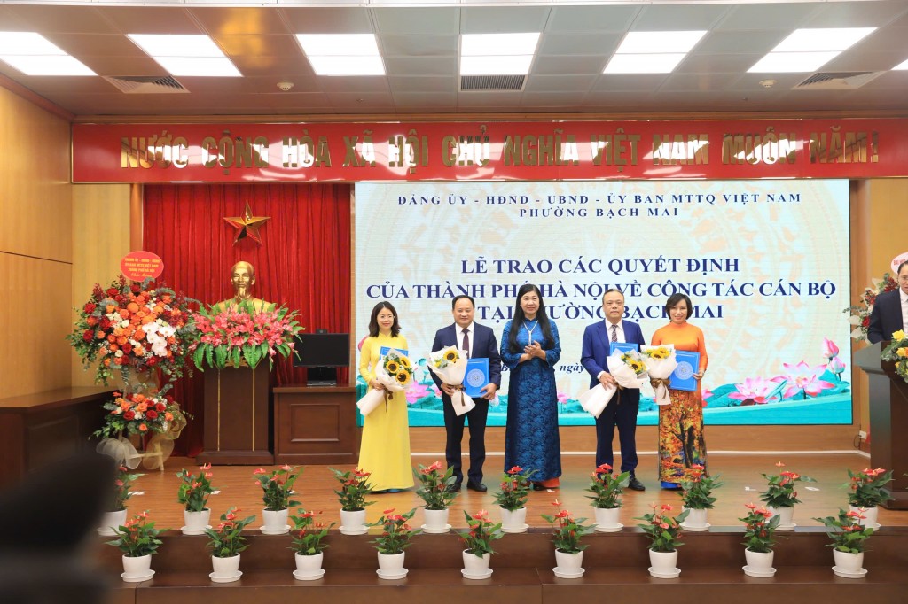 Trao quyết định về công tác nhân sự tại phường Bạch Mai