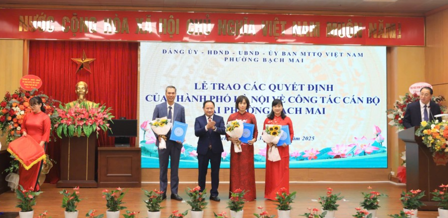 Trao quyết định về công tác nhân sự tại phường Bạch Mai