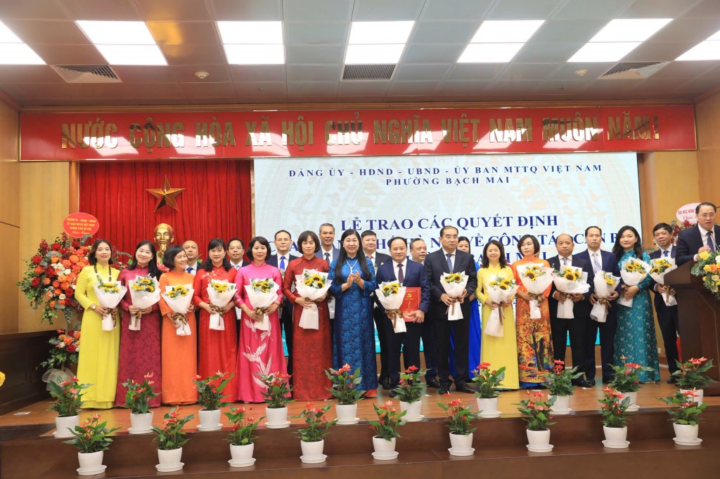 Trao quyết định về công tác nhân sự tại phường Bạch Mai