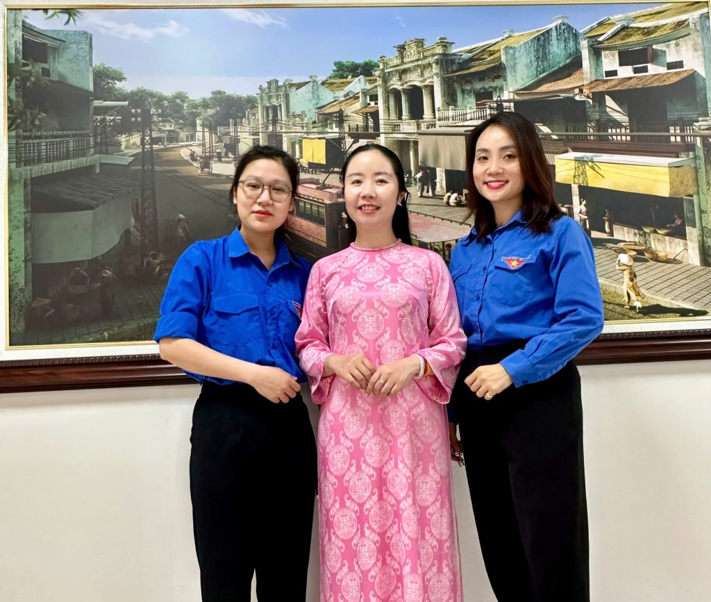 Chị Hoàng Minh Hằng, cùng các bạn đoàn viên, thanh niên xã Thanh Trì