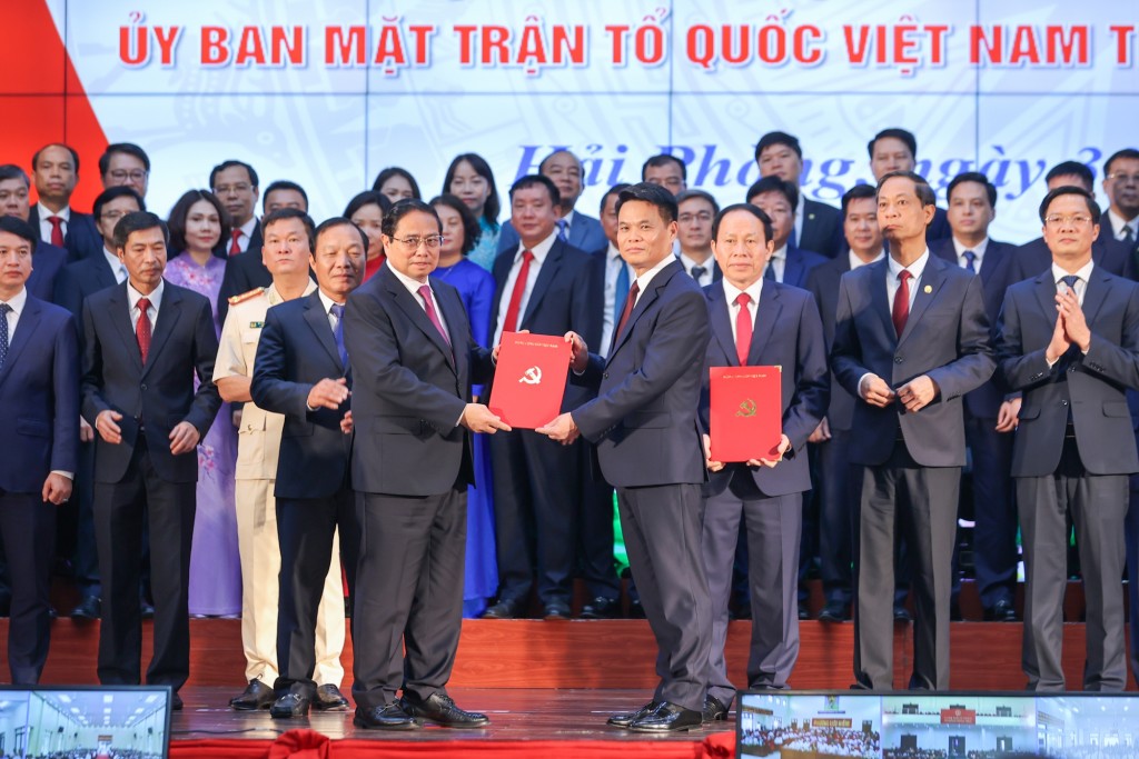 Thủ tướng Phạm Minh Chính trao quyết định chỉ định đồng chí Lê Ngọc Châu giữ chức Chủ tịch UBND Thành phố - Ảnh: VGP/Nhật Bắc