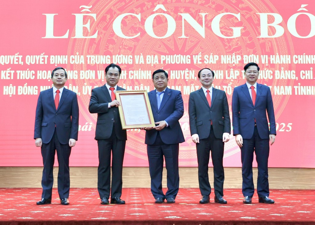 Phó Thủ tướng Nguyễn Chí Dũng trao Quyết định của Bộ Chính trị về việc thành lập Đảng bộ tỉnh Thái Nguyên - Ảnh: VGP/Thu Sa