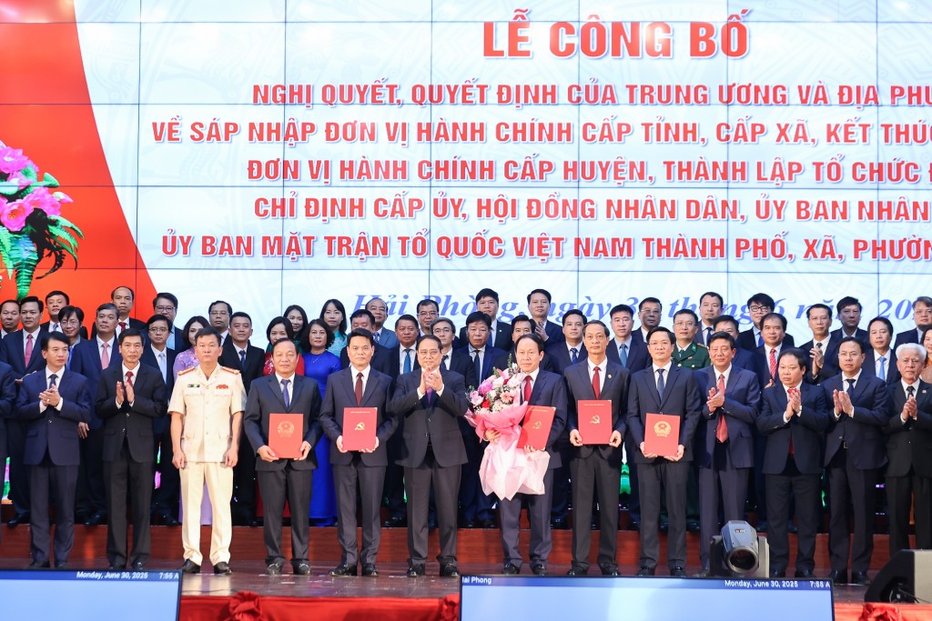 Thủ tướng trao các quyết định cho các đồng chí lãnh đạo TP. Hải Phòng - Ảnh: VGP/Nhật Bắc