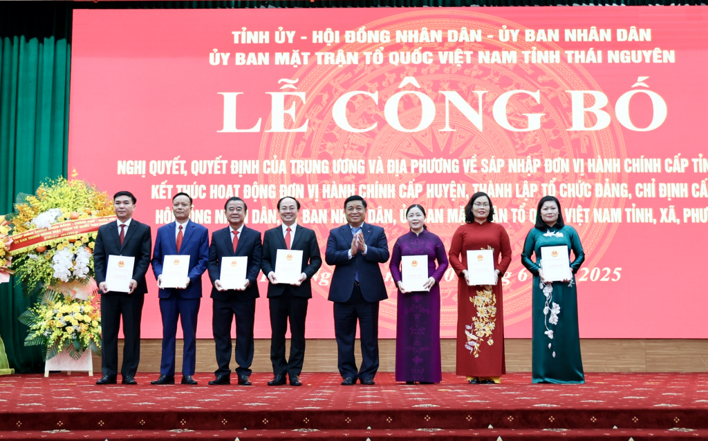 Phó Thủ tướng Nguyễn Chí Dũng trao Nghị quyết của Ủy ban Thường vụ Quốc hội về việc chỉ định Chủ tịch, Phó Chủ tịch HĐND tỉnh Thái Nguyên, lãnh đạo Đoàn đại biểu Quốc hội tỉnh Thái Nguyên - Ảnh: VGP/Thu Sa