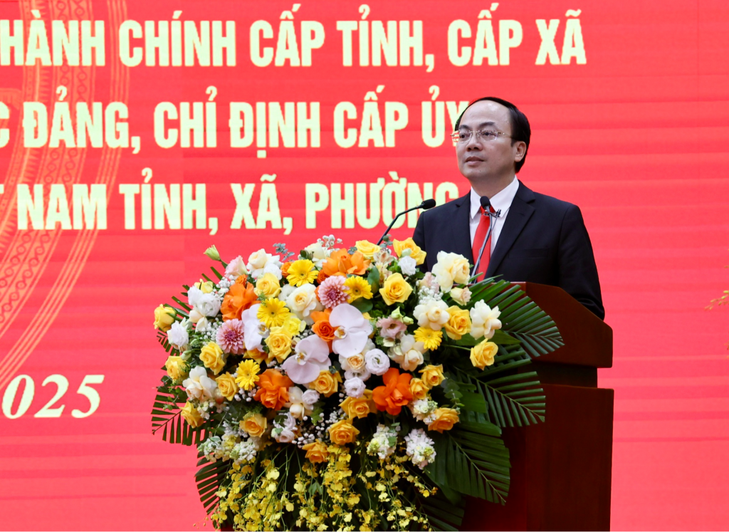 Phó Bí thư Thường trực Tỉnh ủy, Chủ tịch HĐND tỉnh Thái Nguyên Nguyễn Đăng Bình công bố các nghị quyết, quyết định của tỉnh Thái Nguyên - Ảnh: VGP/Thu Sa
