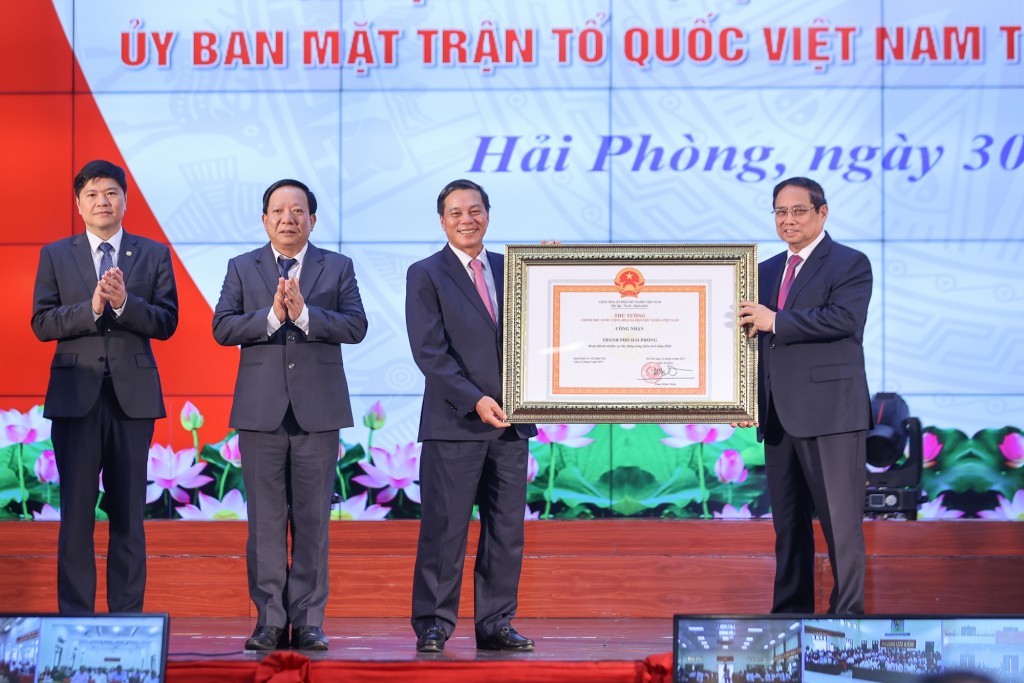 Thủ tướng Chính phủ trao Quyết định công nhận thành phố Hải Phòng hoàn thành nhiệm vụ xây dựng nông thôn mới năm 2024 - Ảnh: VGP/Nhật Bắc