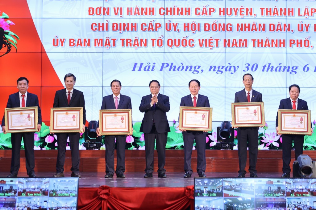 Thủ tướng trao Quyết định của Chủ tịch nước tặng Huân chương Lao động cho các cá nhân có thành tích tiêu biểu, đóng góp xuất sắc trong quá trình công tác, thực hiện nhiệm vụ được giao - Ảnh: VGP/Nhật Bắc
